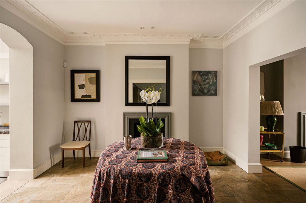 Property photo 2 of 11 Entrance Hall