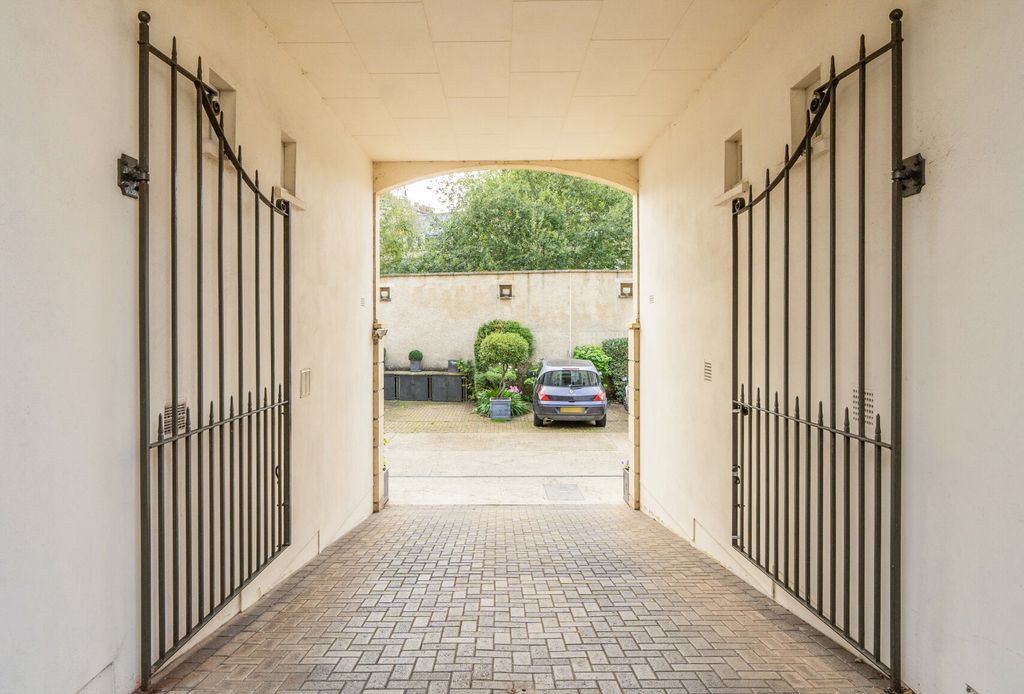 Property photo 3 of 18 Entrance