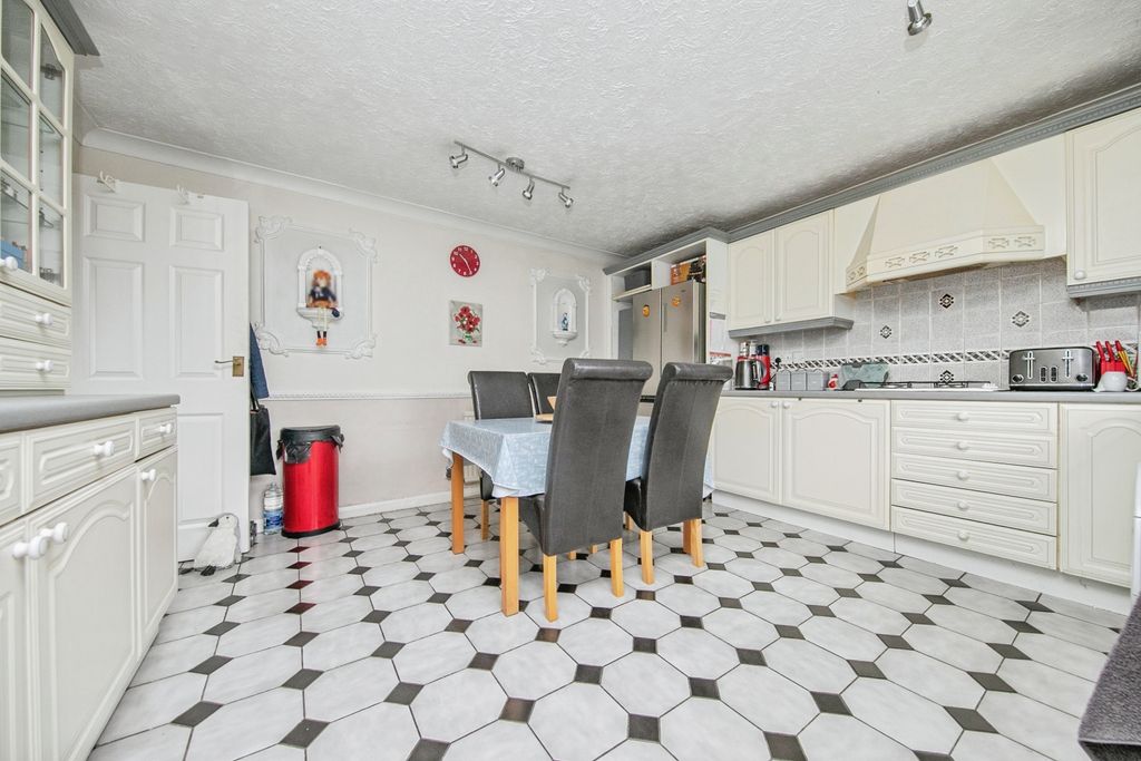 Property photo 3 of 11