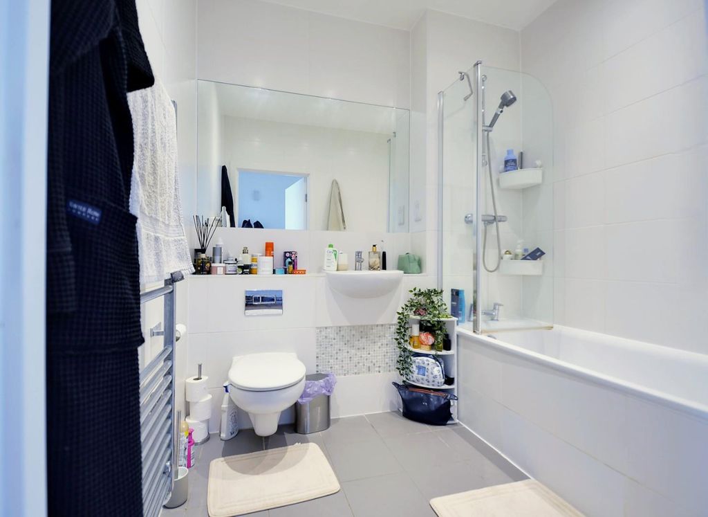 Property photo 2 of 7 Bathroom (1).Jpg