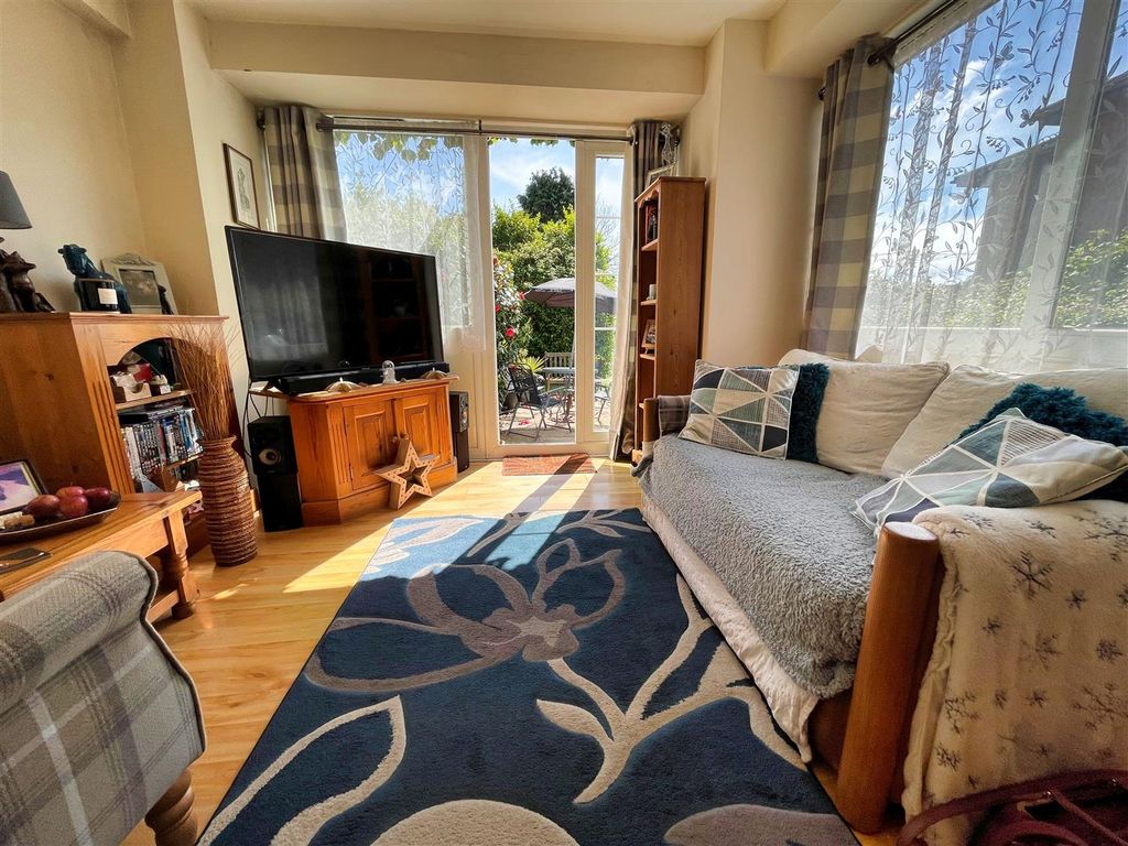 Property photo 2 of 10 Lounge.Jpg