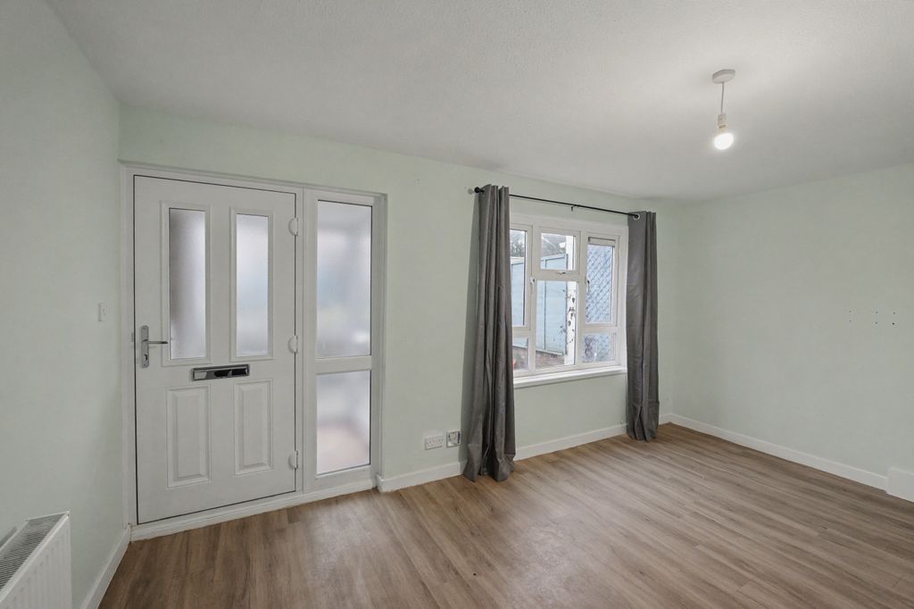 Property photo 2 of 15 239 Gunville Road, Newport, Isle Of Wight Po30 5Lu