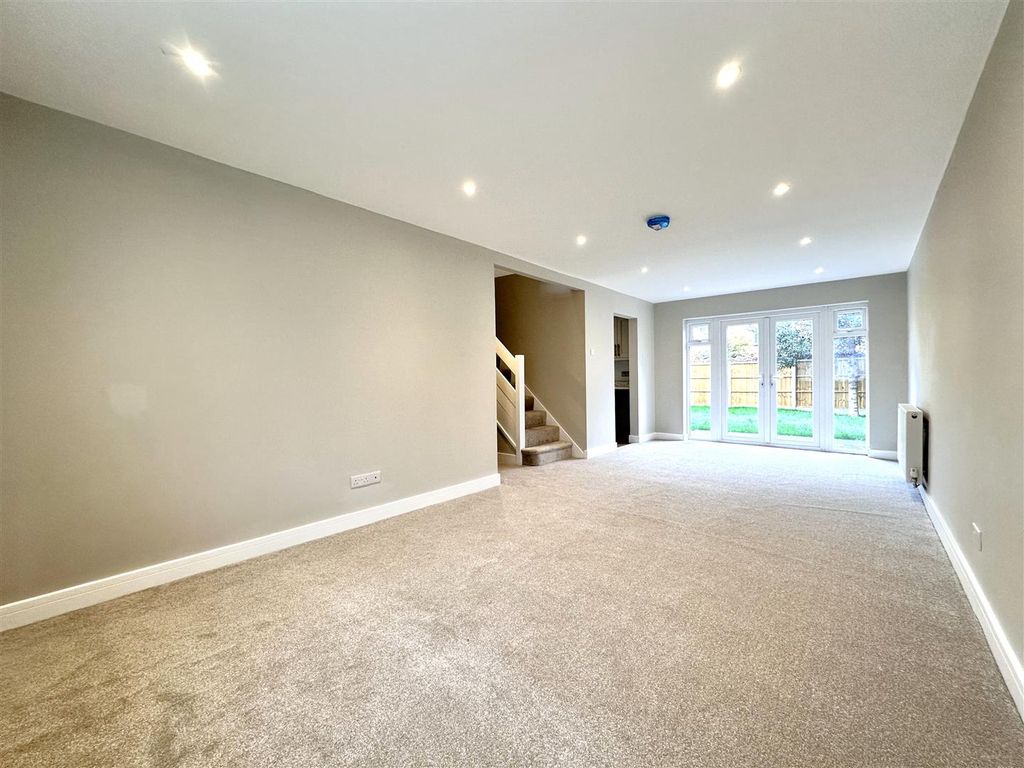 Property photo 2 of 15 Large Living Space 513