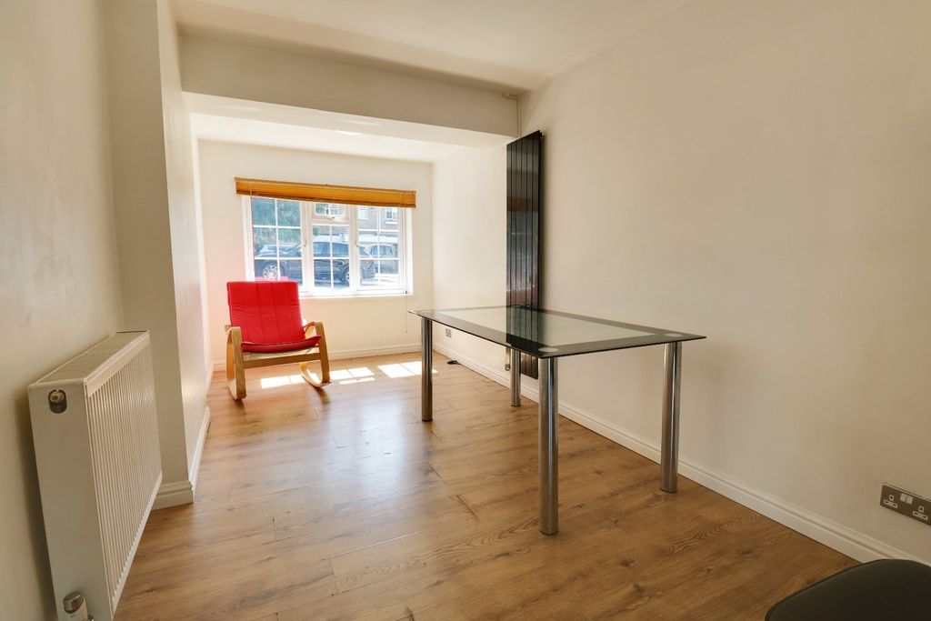 Property photo 2 of 20 5281361