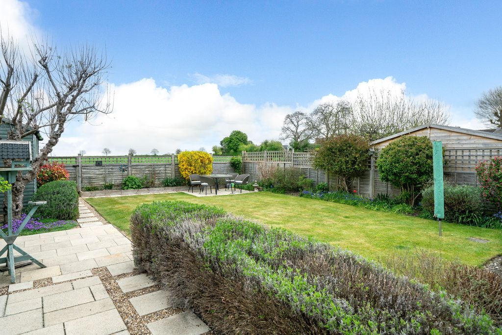 Property photo 2 of 14 172-London-Road-1002