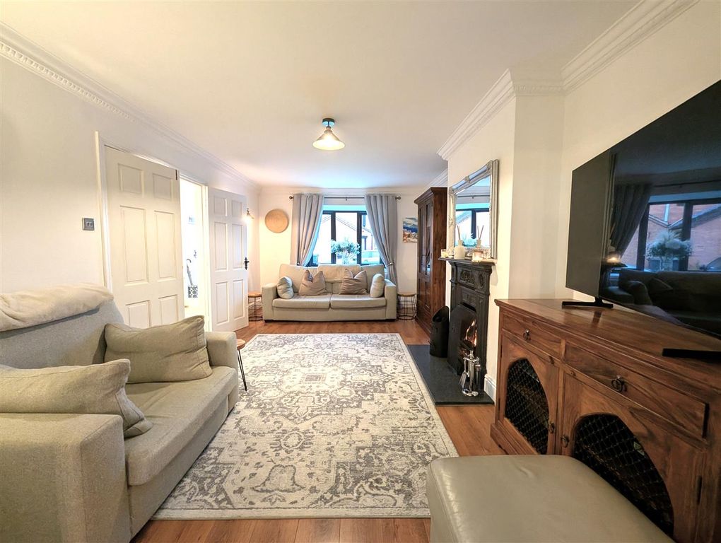 Property photo 3 of 15 Lounge