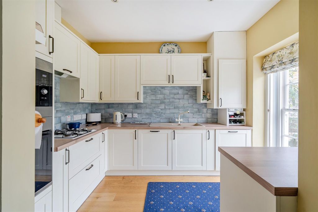 Property photo 3 of 17 Kitchen