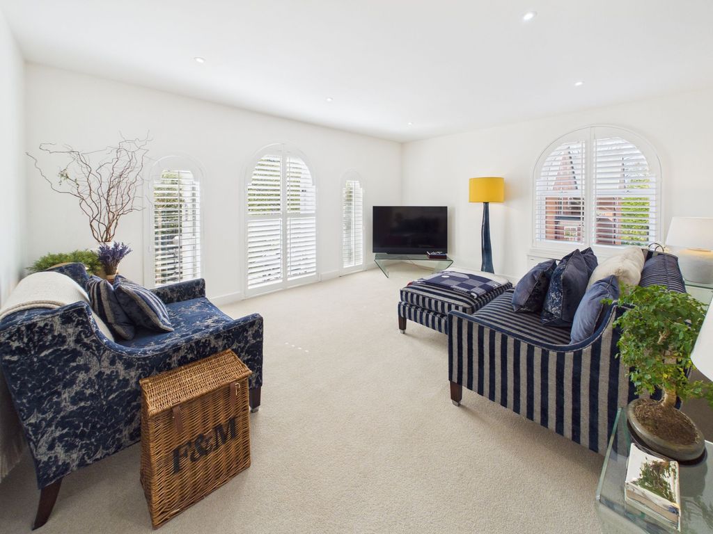 Property photo 2 of 31