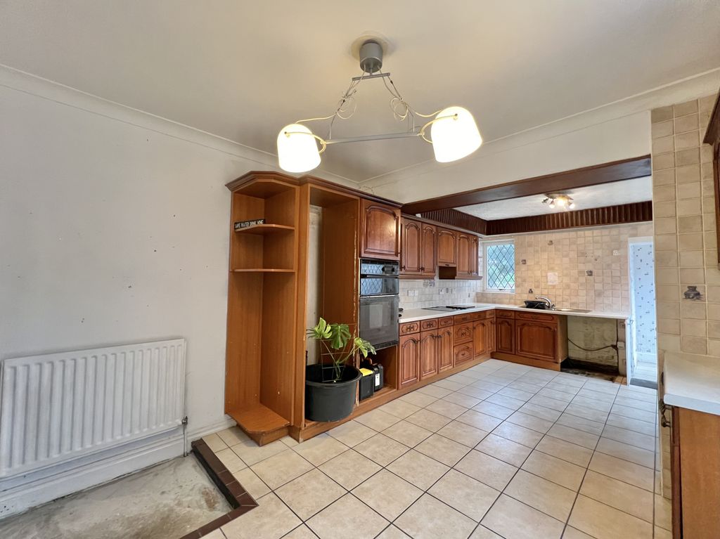 Property photo 2 of 27