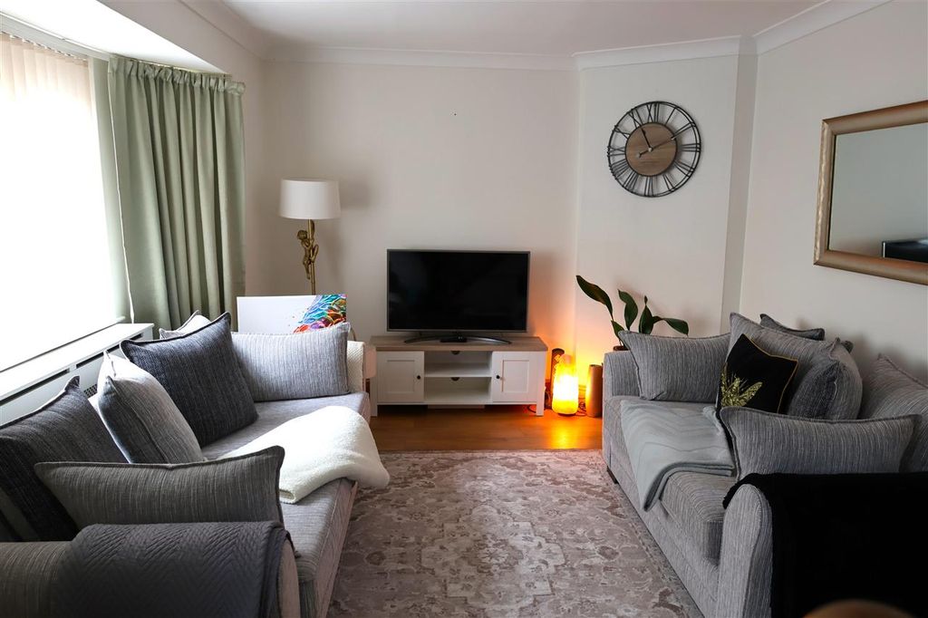 Property photo 3 of 9 Lounge