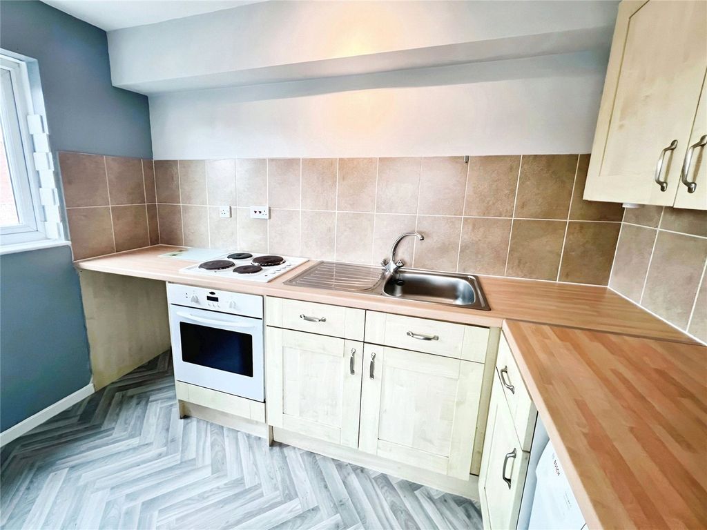 Property photo 3 of 7 Fitted Kitchen