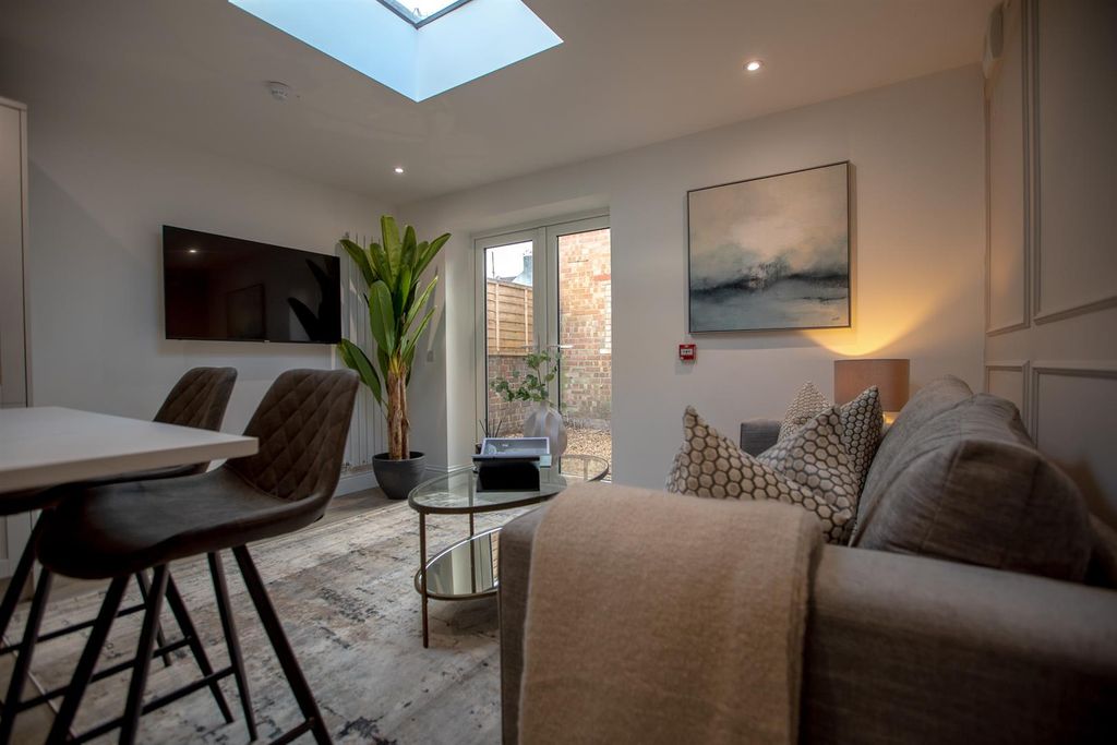 Property photo 1 of 9 Lounge.Jpg