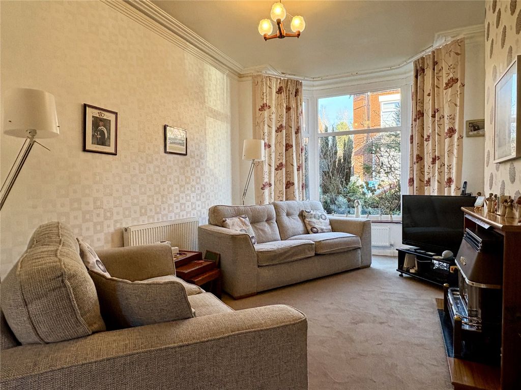 Property photo 2 of 11 Lounge