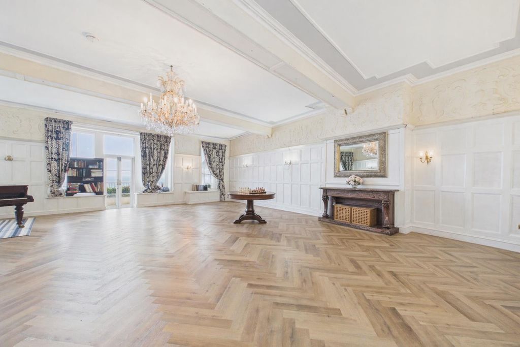 Property photo 3 of 21 Ballroom