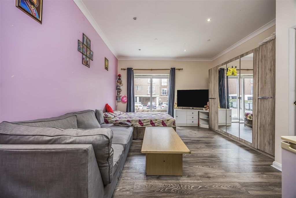 Property photo 1 of 9 Flat 1 , Bosun Court, High Street, Cosham-Porticom
