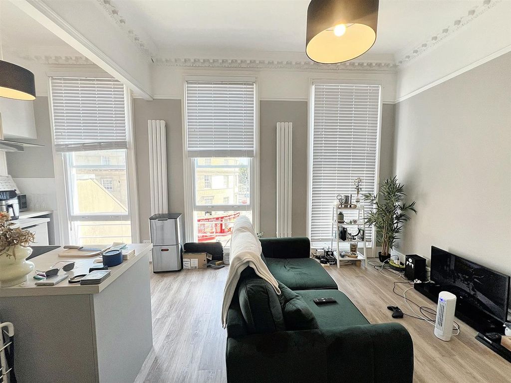 Property photo 3 of 7 Kitchen/Lounge