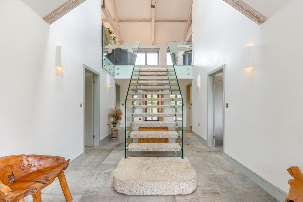 Property photo 3 of 21 Entrance Hall