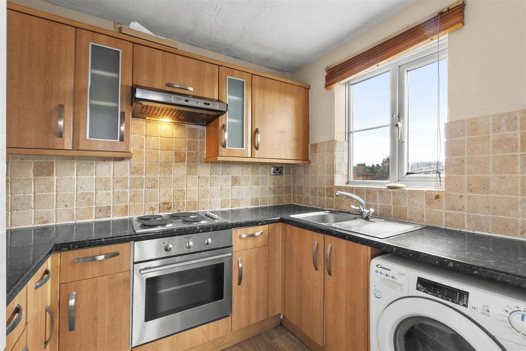 Property photo 2 of 14 45 Poets Chase, Hp21 7Lp-5.Jpg