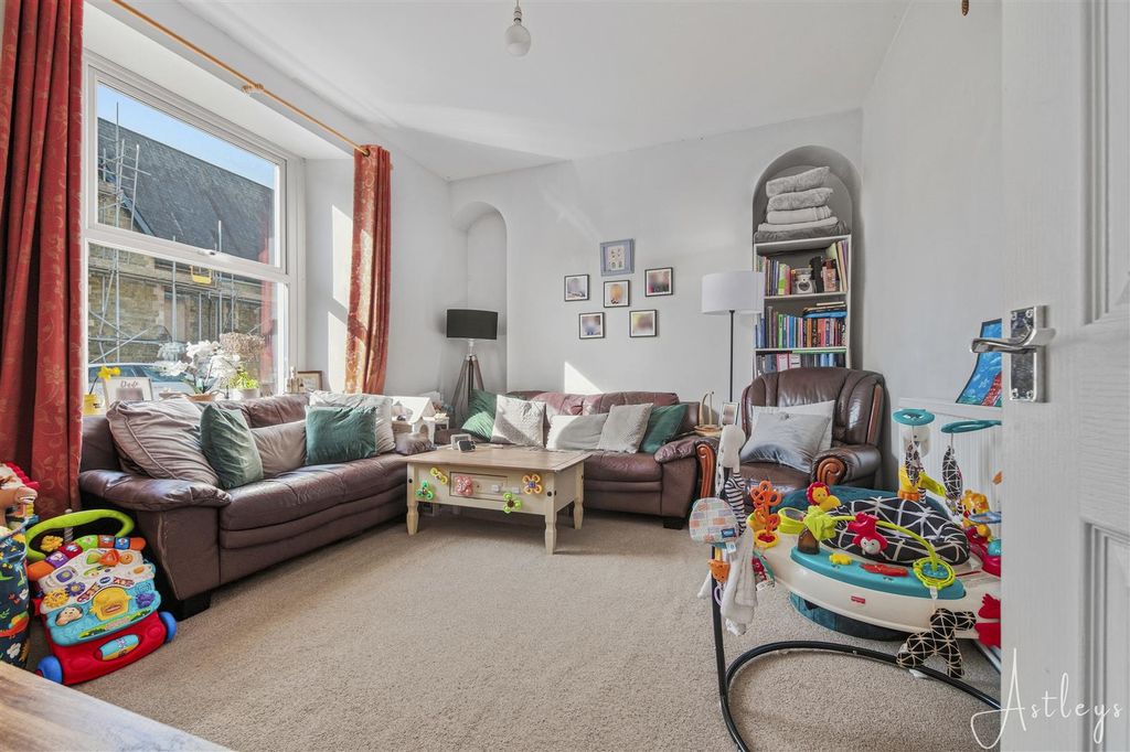 Property photo 2 of 16 Lounge