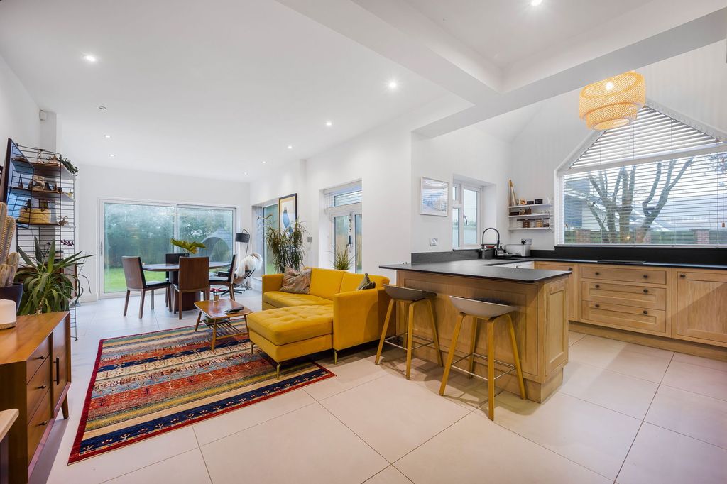 Property photo 2 of 40