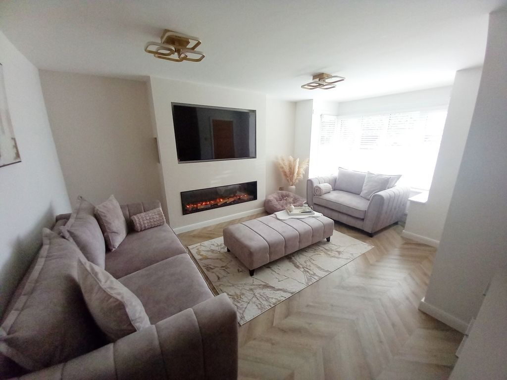 Property photo 3 of 20 Lounge