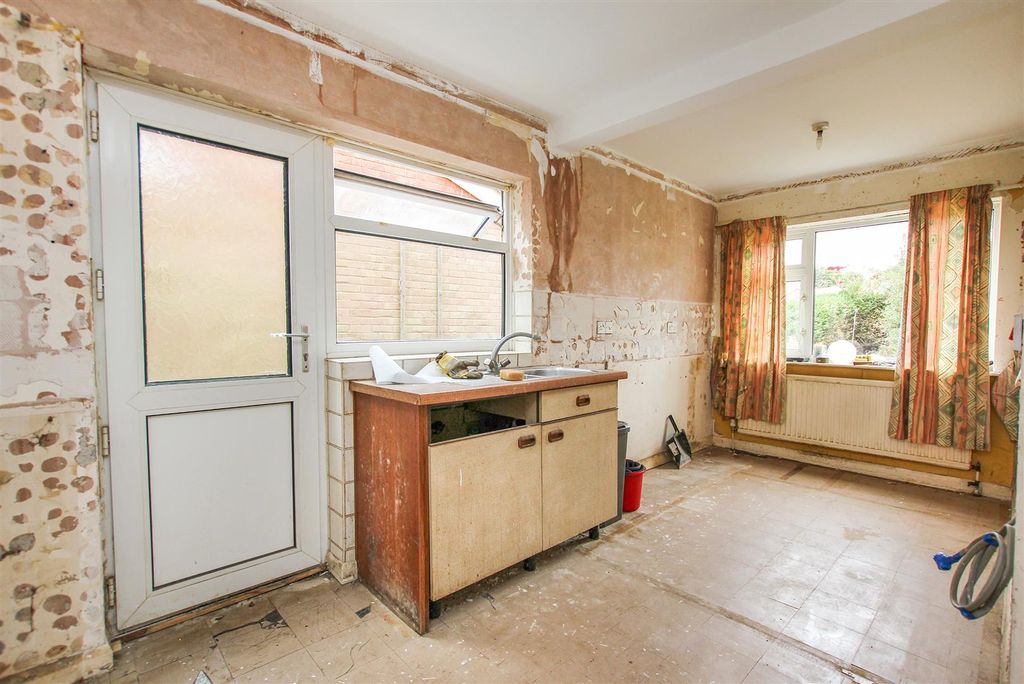 Property photo 3 of 19 Kitchen