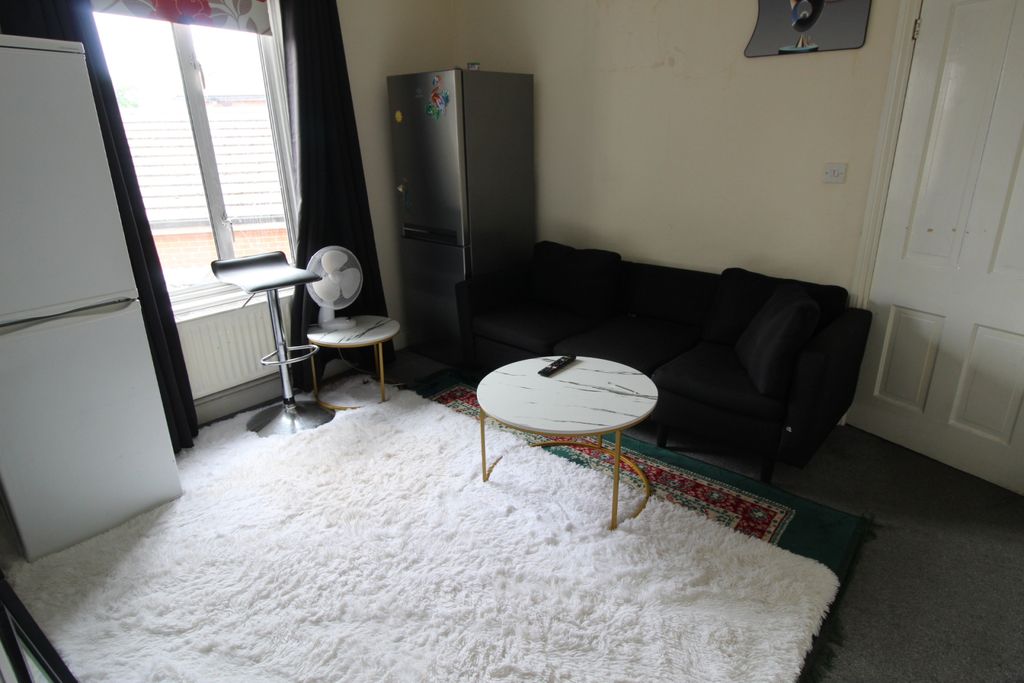 Property photo 1 of 15 2 Bed Flat To Rent Feltham Road, Ashford Tw15