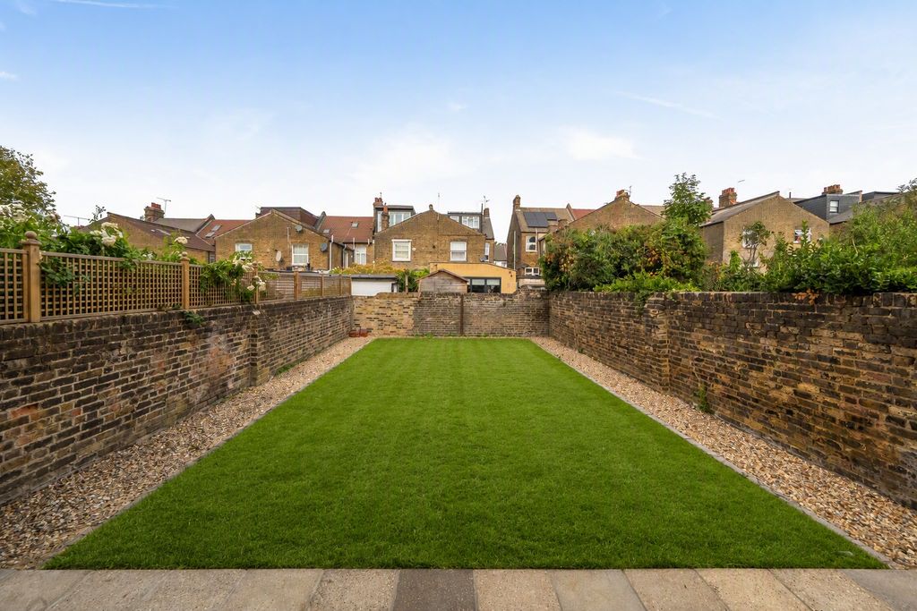Property photo 3 of 17 Garden