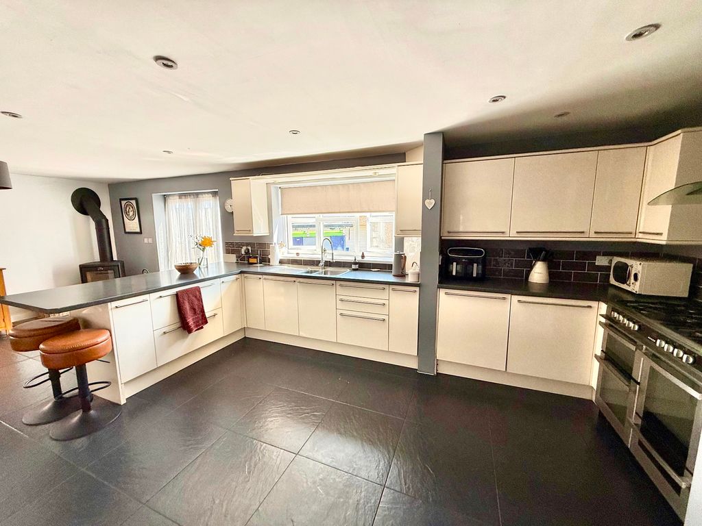 Property photo 2 of 39