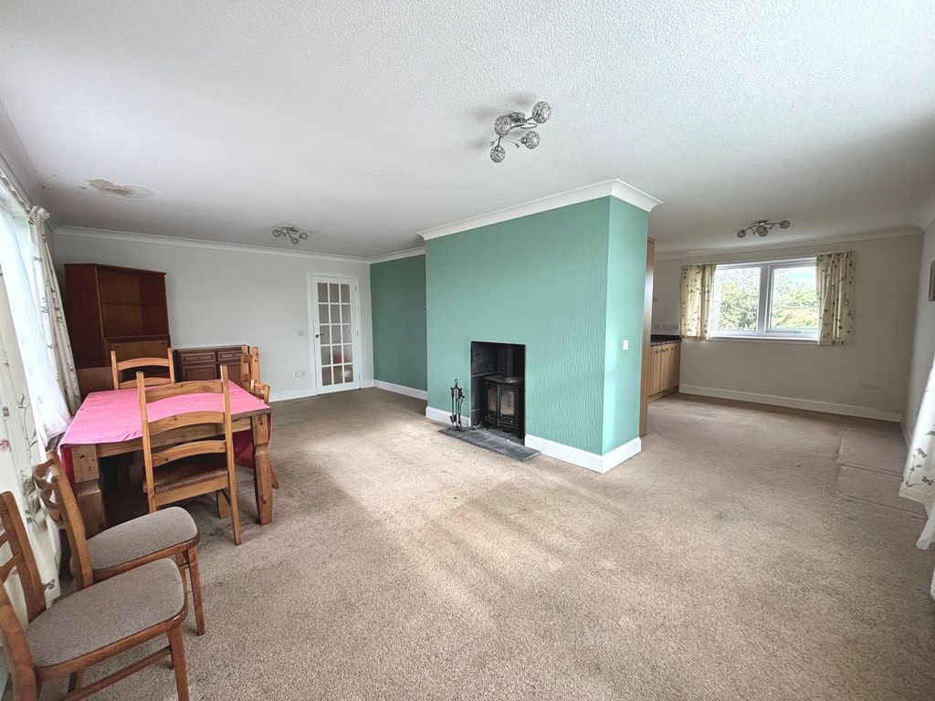 Property photo 3 of 13 Lounge