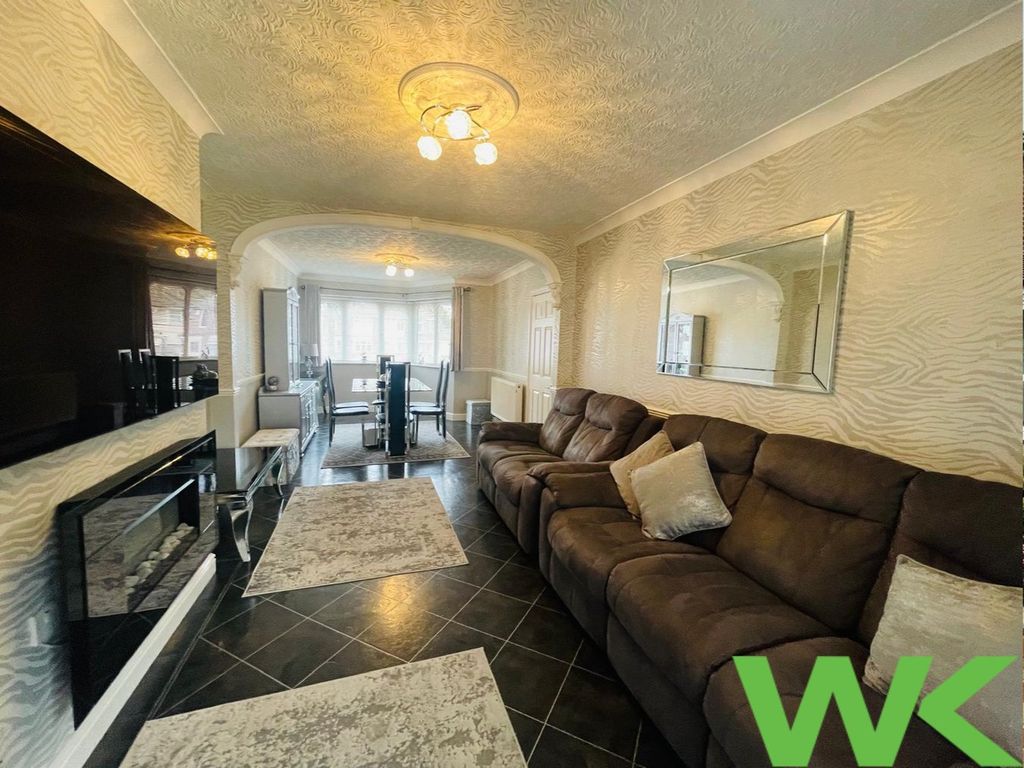 Property photo 3 of 18 Through Lounge