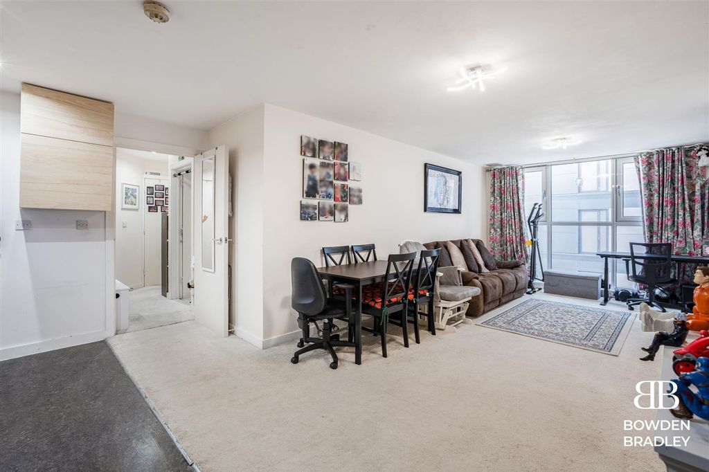 Property photo 2 of 13 Living Room/Kitchen