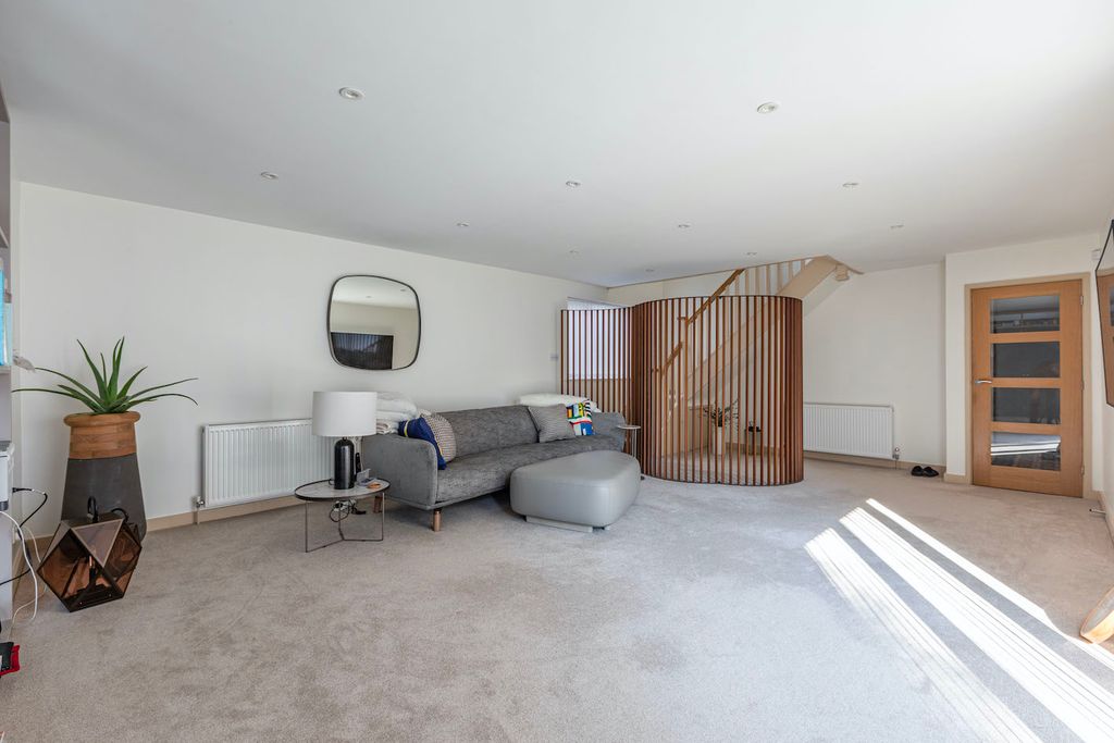 Property photo 1 of 18 Lounge #1