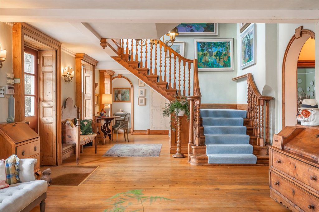 Property photo 3 of 28 Entrance Hall