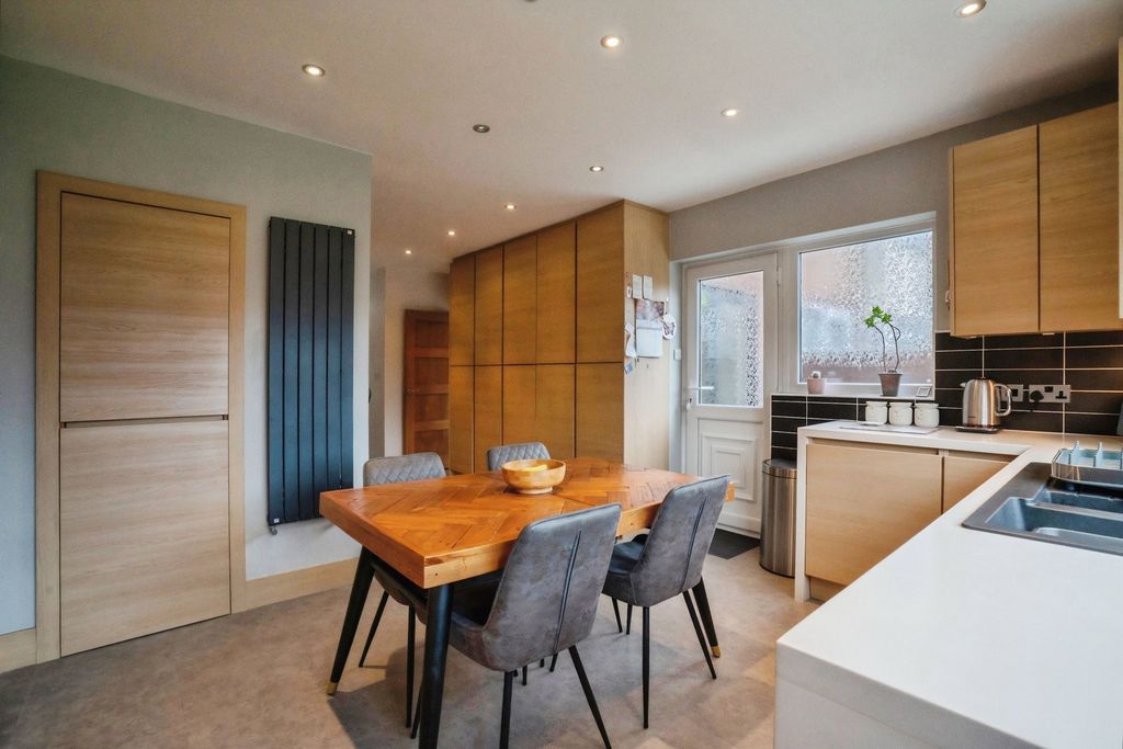 Property photo 2 of 31