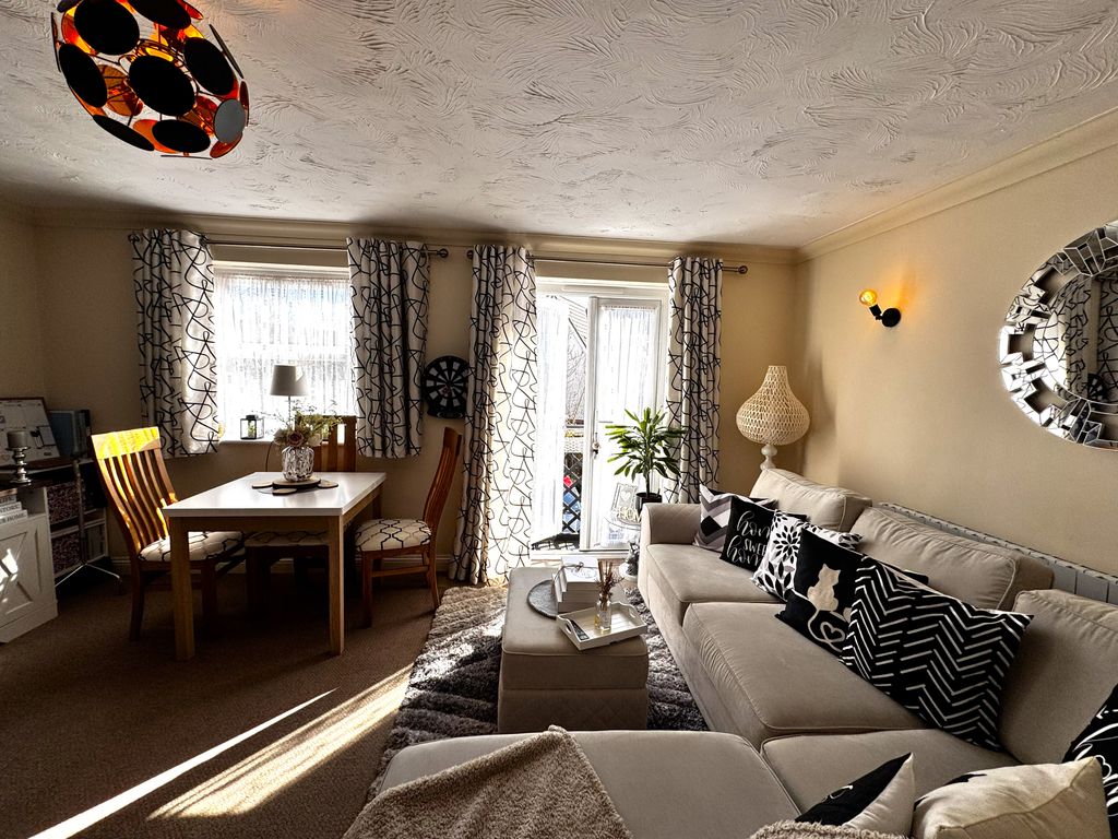 Property photo 2 of 10 Living Room