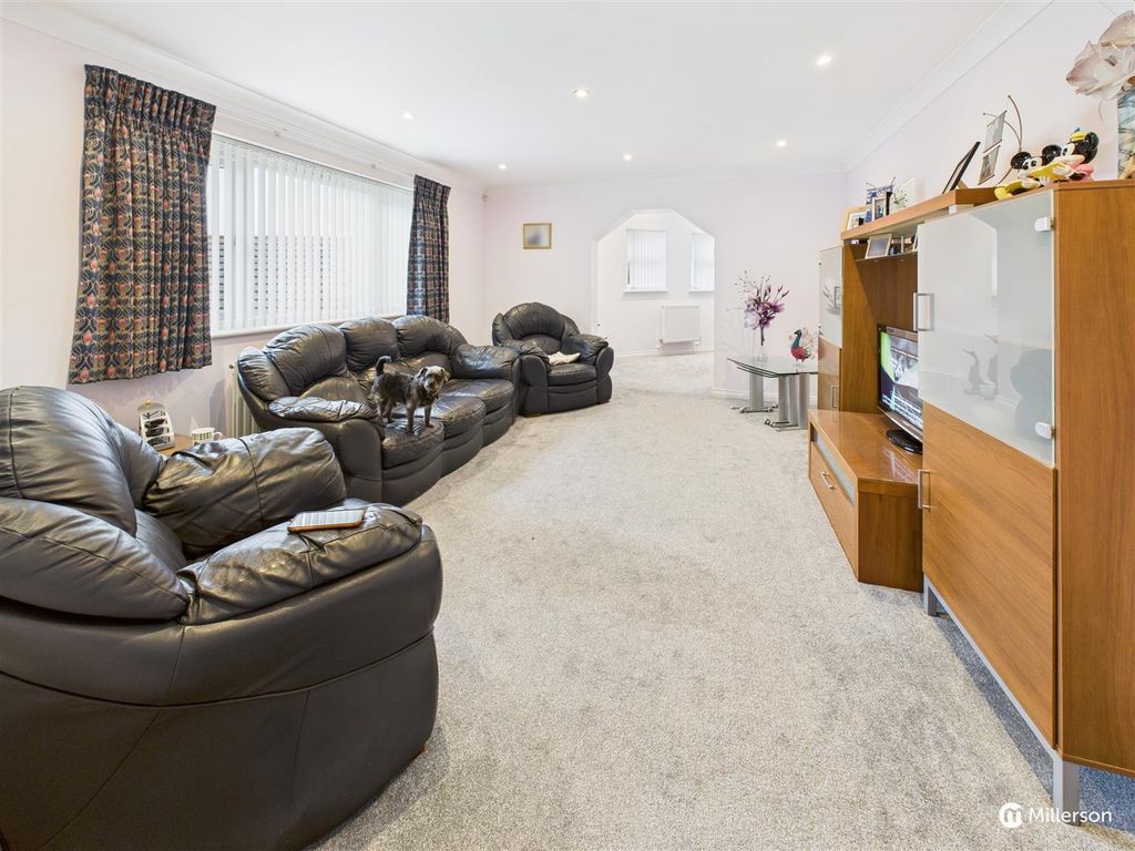 Property photo 3 of 20 Lounge