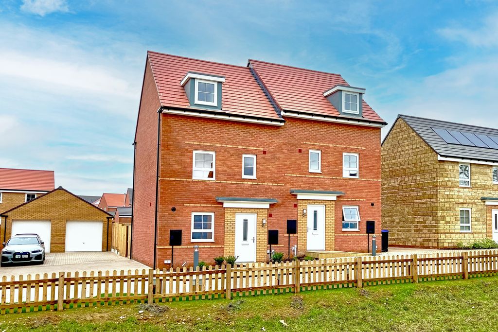 Property photo 1 of 10 Semi-Detached Woodcote