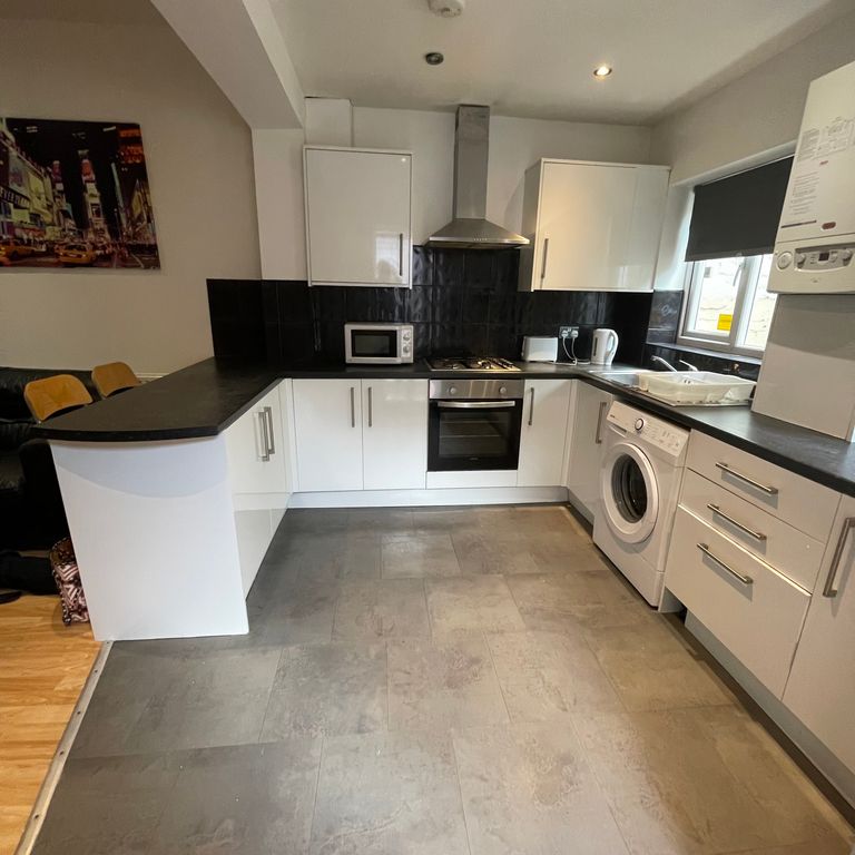 Property photo 3 of 5 Kitchen