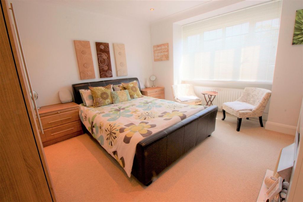 Property photo 2 of 5 Bed 1.Jpg