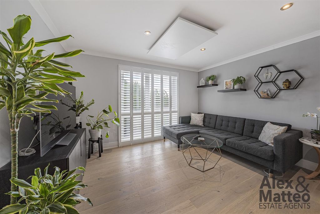 Property photo 2 of 24 Tideway Court