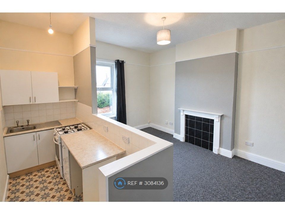 Property photo 1 of 7 Living Room/Kitchen