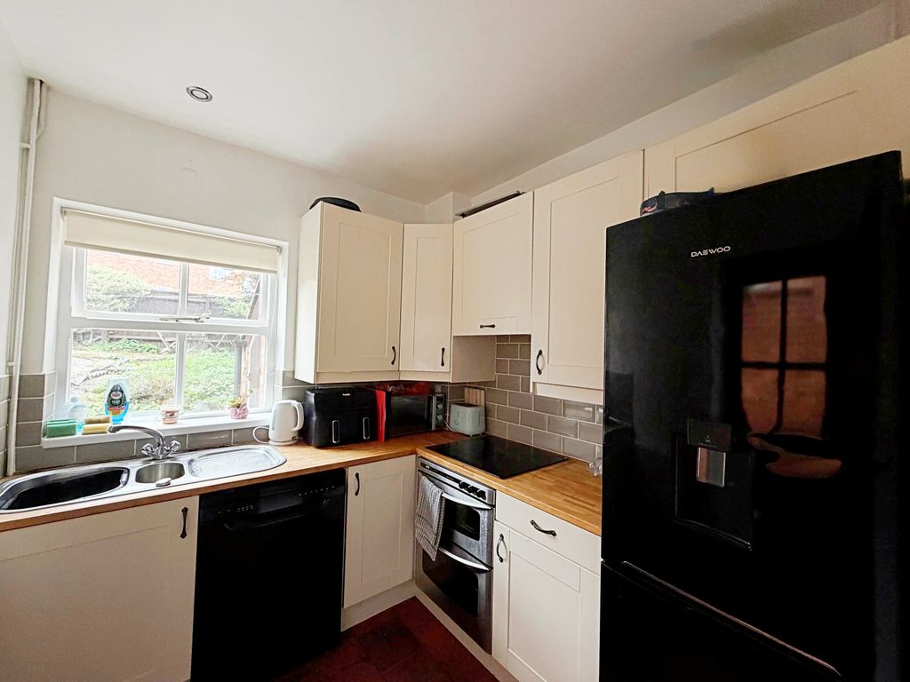 Property photo 3 of 11 Kitchen