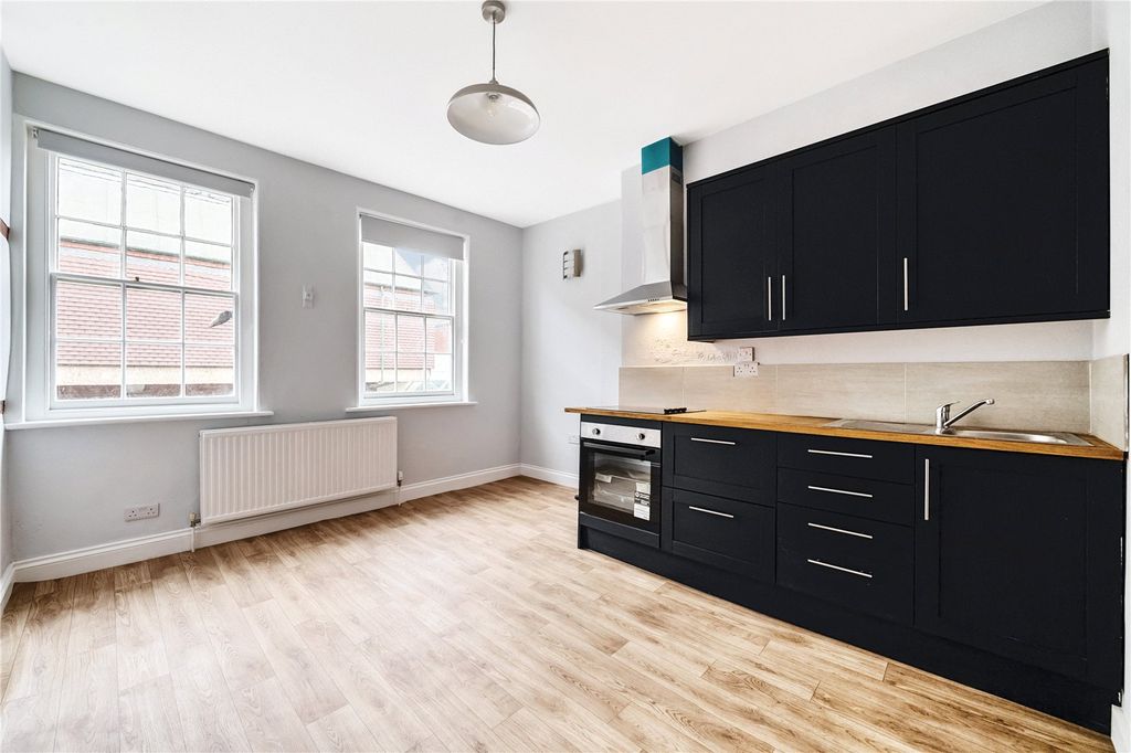 Property photo 3 of 10 Kitchen