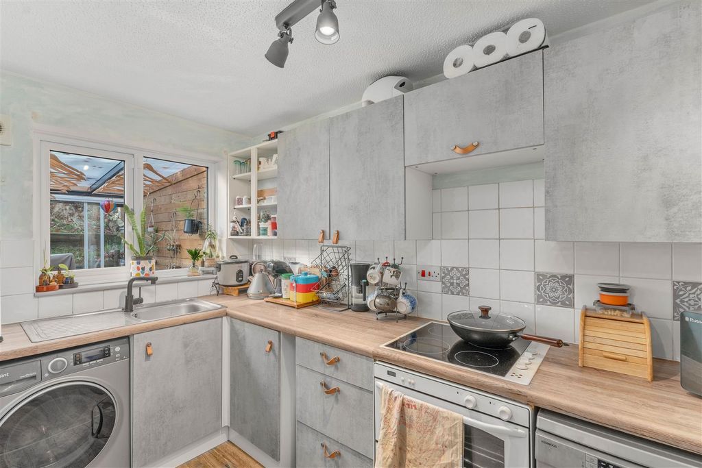 Property photo 3 of 14 1 The Camellias, Banbury-7.Jpg