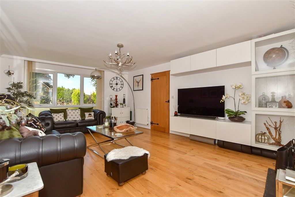 Property photo 3 of 15 Lounge