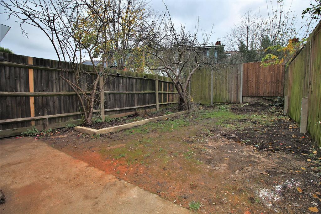 Property photo 3 of 10 Garden
