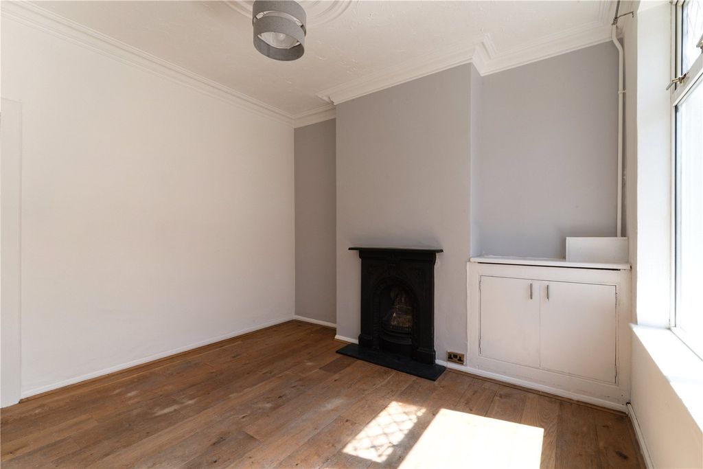 Property photo 3 of 12 Lounge
