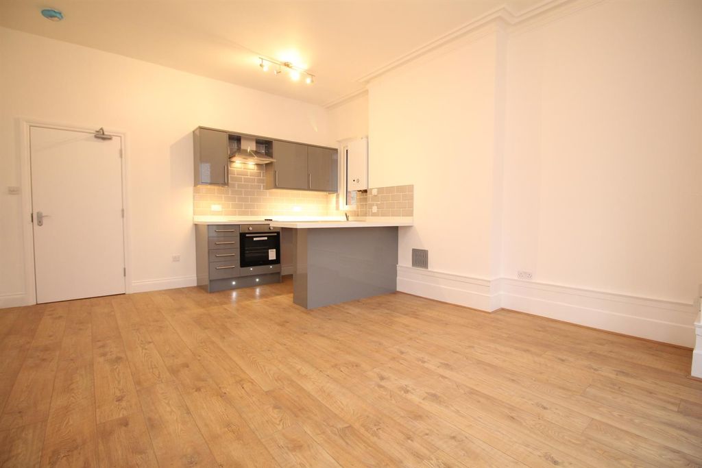 Property photo 2 of 9 Flat 6, 13 Canterbury Road Lounge2.Jpg