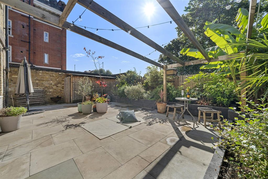 Property photo 3 of 12 Garden